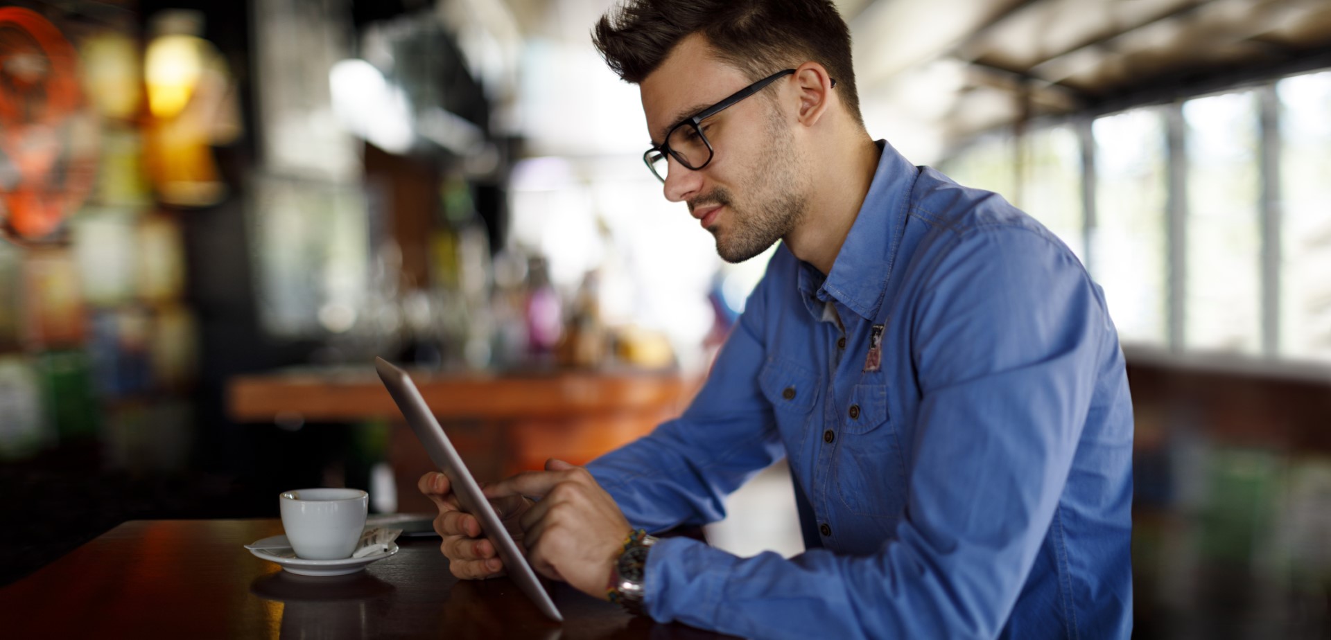 Image-Picture-Man-Working-with-Tablet-Customer-User-Experience-20210504-GLO-EN_jpg